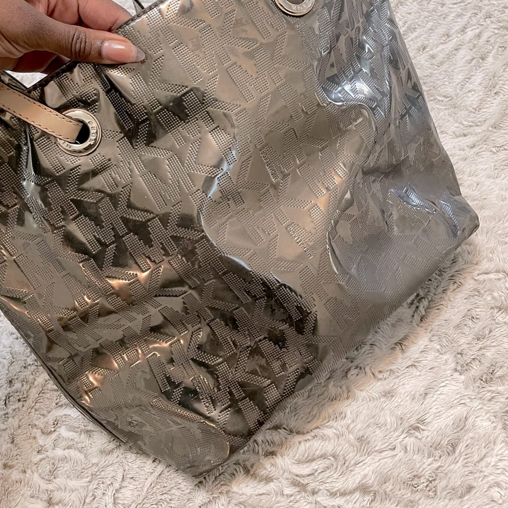Medium sized purse. Gray silver bag. Very spacious.